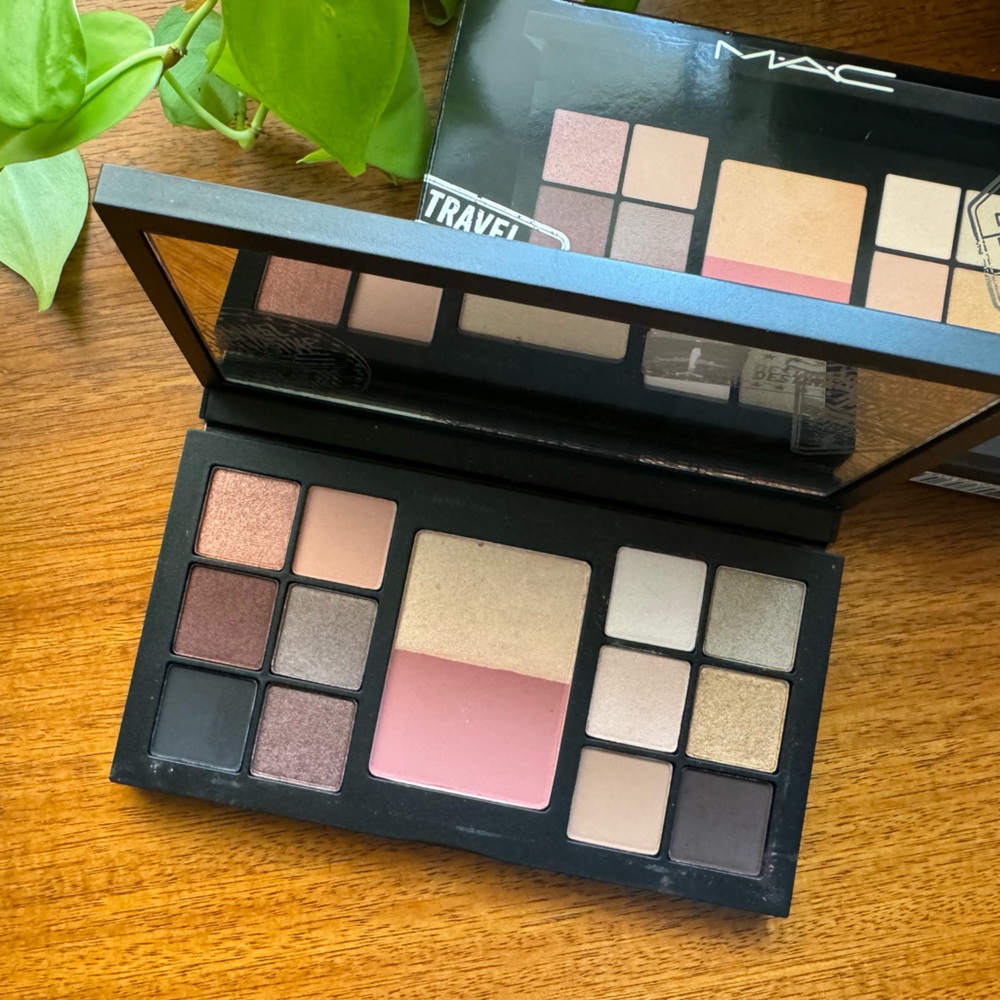 MAC TRAVEL EXCLUSIVE FLIGHT OF FANTASY EYE AND FACE PALETTE